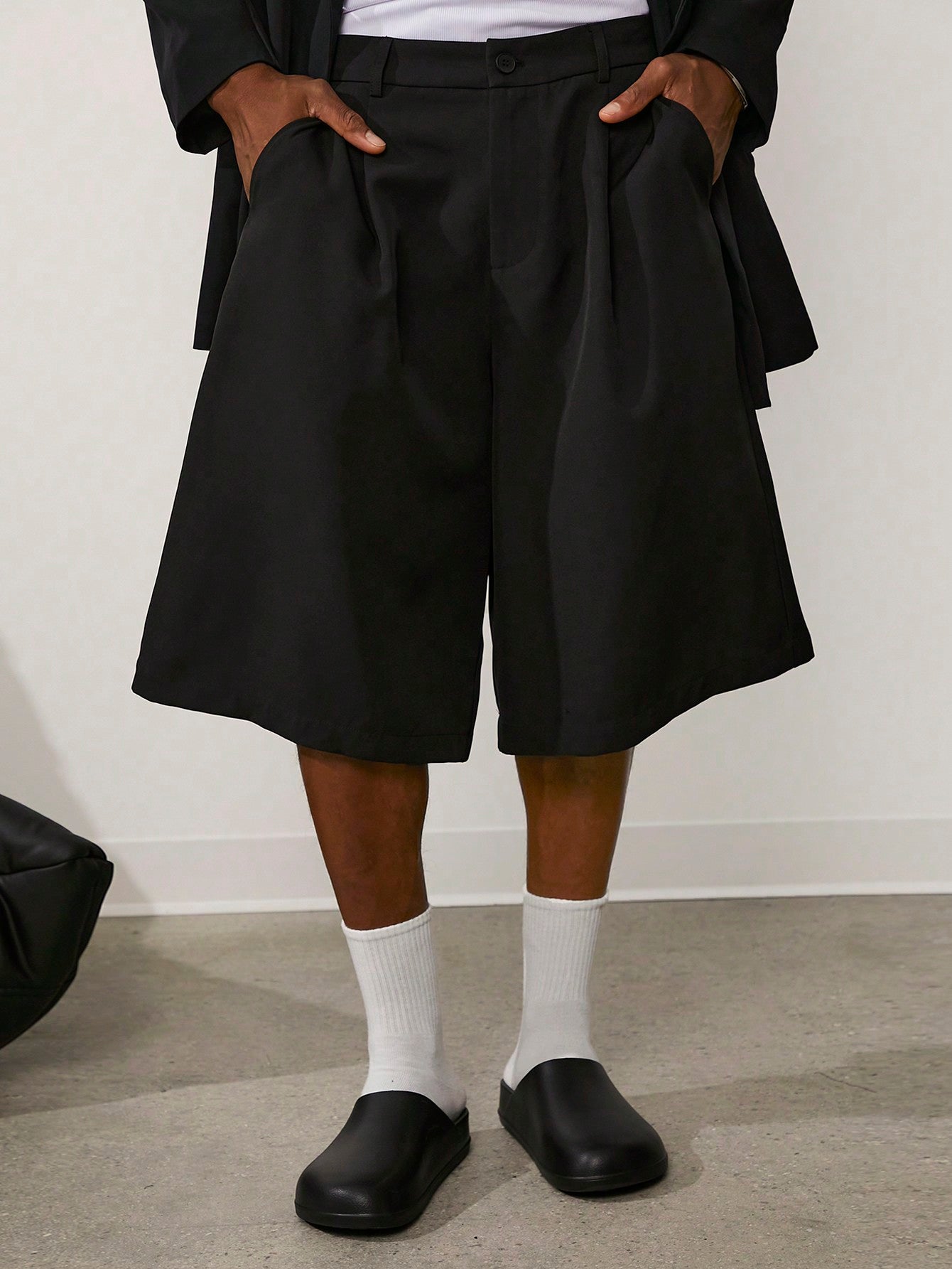 Casual Cropped Suit Shorts in Black