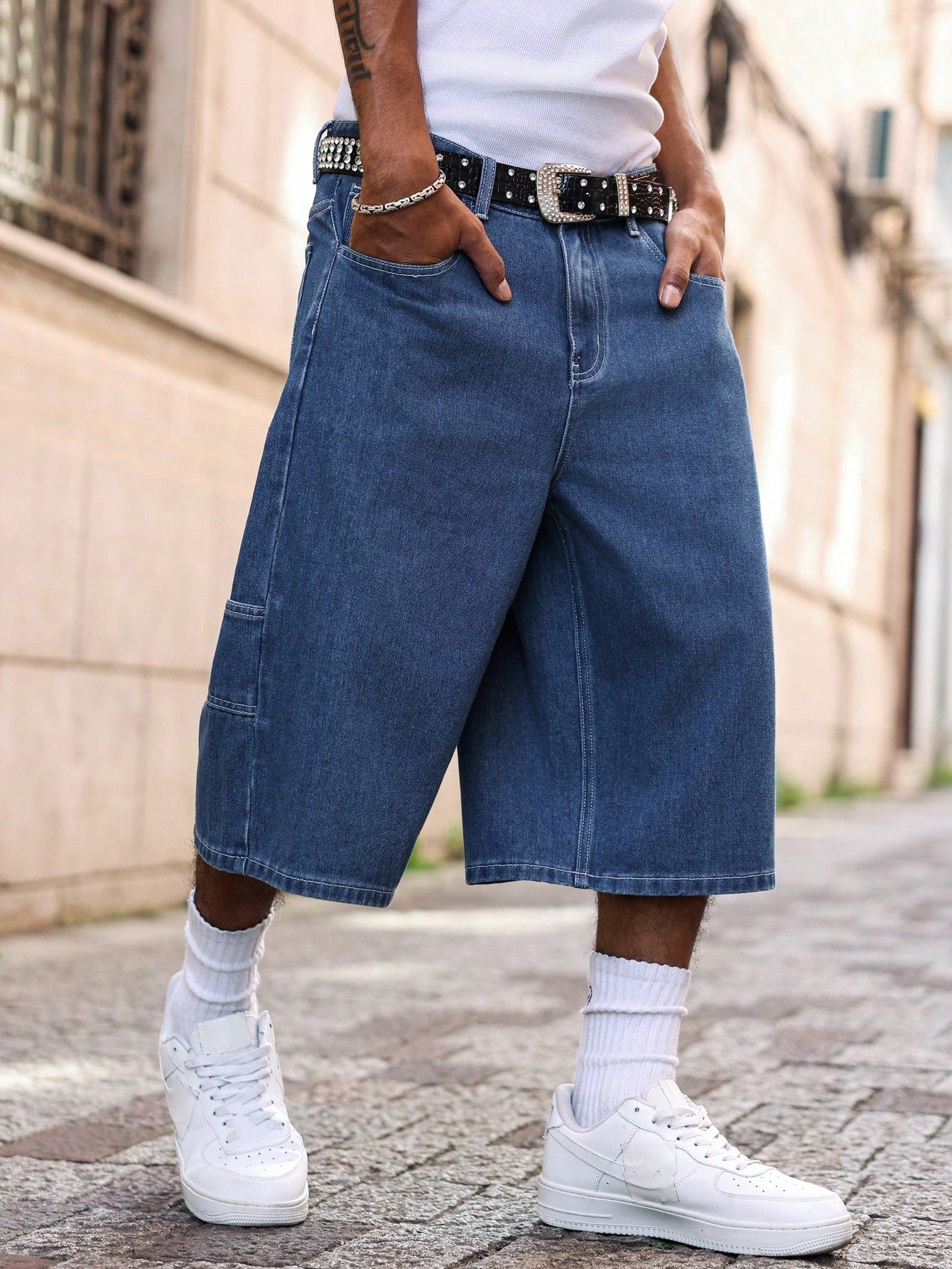 Loose Cargo Shorts in Navy Blue